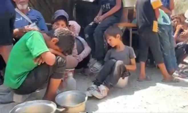 عبور أولى الشاحنات الإغاثية إلى غزة عبر معبر رفح بعد فترة طويلة من الحصار عبور أولى الشاحنات الإغاثية إلى غزة عبر معبر رفح بعد فترة طويلة من الحصار