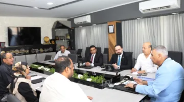 اجتماع لمحافظ أسوان لمراقبة التقدم في نظام التأمين الصحي الشامل