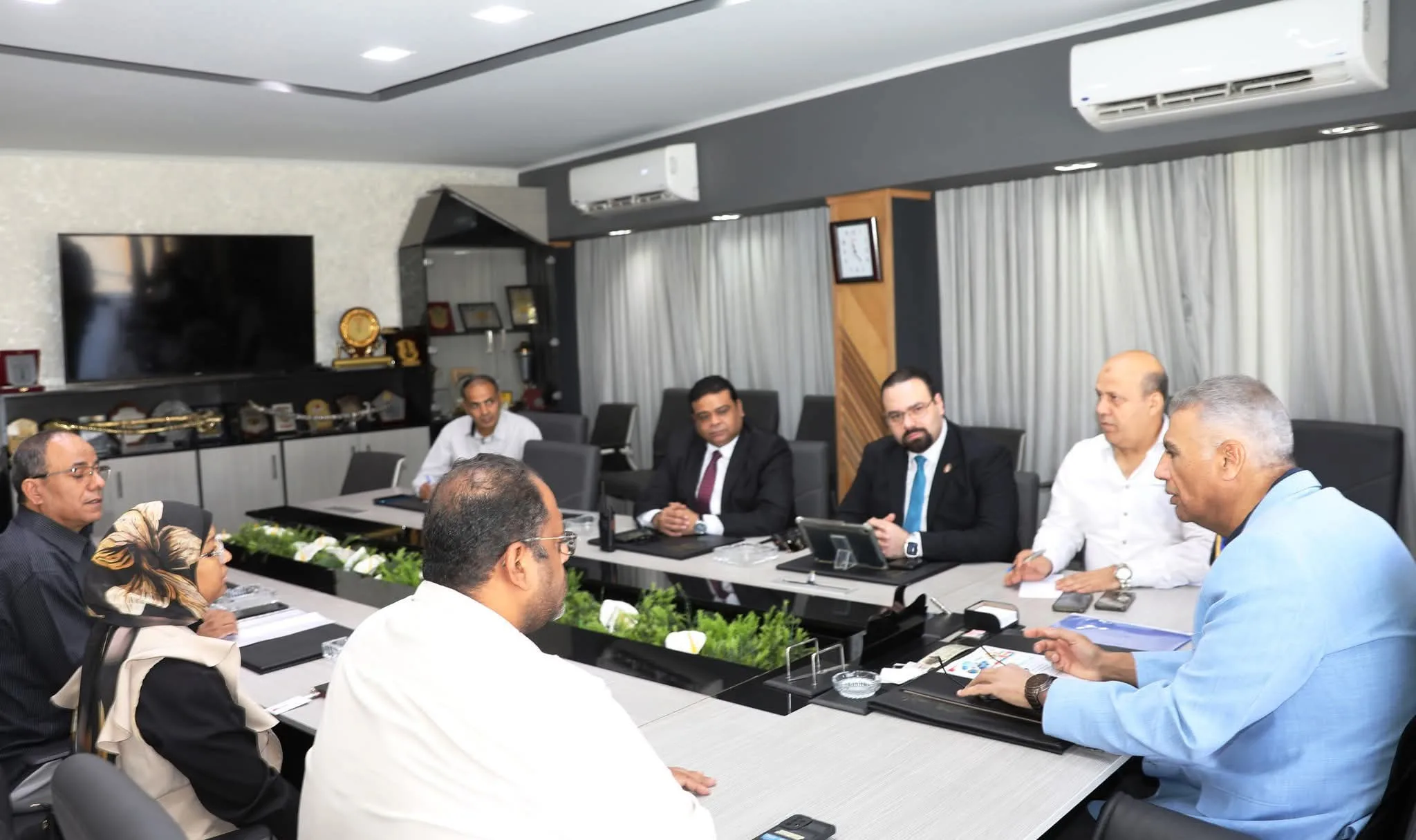 اجتماع لمحافظ أسوان لمراقبة التقدم في نظام التأمين الصحي الشامل اجتماع لمحافظ أسوان لمراقبة التقدم في نظام التأمين الصحي الشامل