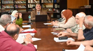 جامعة الفيوم: نائب رئيس الجامعة للدراسات العليا والبحوث يحضر اجتماع اللجنة العليا للأخلاقيات