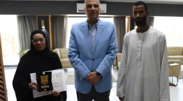 محافظ أسوان يكرم “قاهرة الأمية” بمنحها شهادة تقدير ودرع المحافظة ومكافأة مالية