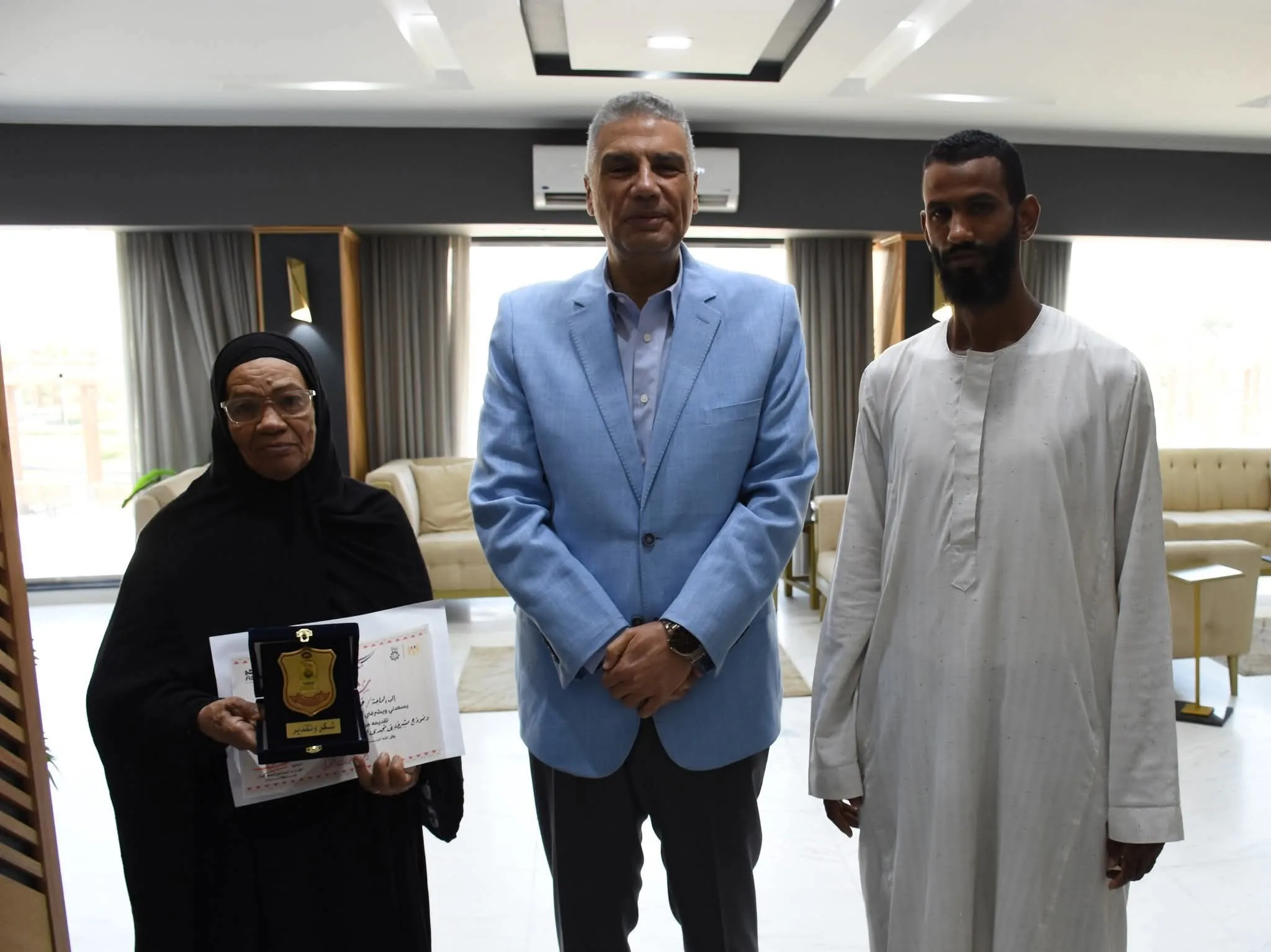 محافظ أسوان يكرم “قاهرة الأمية” بمنحها شهادة تقدير ودرع المحافظة ومكافأة مالية محافظ أسوان يكرم “قاهرة الأمية” بمنحها شهادة تقدير ودرع المحافظة ومكافأة مالية