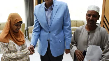 محافظ أسوان يكرم “إبتسام محمد” الحاصلة على المركز الخامس على مستوى الجمهورية في الثانوية الأزهرية