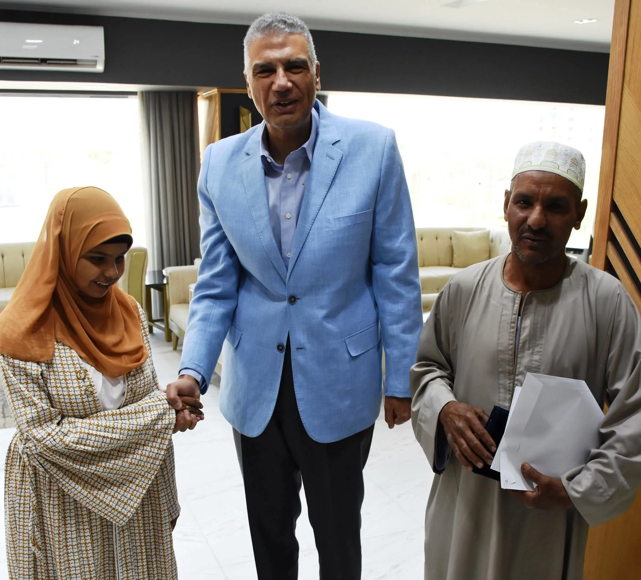 محافظ أسوان يكرم “إبتسام محمد” الحاصلة على المركز الخامس على مستوى الجمهورية في الثانوية الأزهرية محافظ أسوان يكرم “إبتسام محمد” الحاصلة على المركز الخامس على مستوى الجمهورية في الثانوية الأزهرية