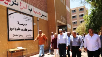 محافظ أسوان يقوم بزيارة ميدانية لمدرسة الكفور الابتدائية في كوم أمبو.