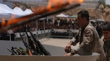 فريق من حزب العمال الكردستاني يتخلص من أسلحته في السليمانية بالعراق