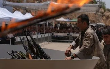 فريق من حزب العمال الكردستاني يتخلص من أسلحته في السليمانية بالعراق فريق من حزب العمال الكردستاني يتخلص من أسلحته في السليمانية بالعراق