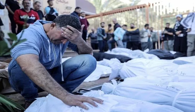 استشهاد 27 فلسطينياً وجرح 180 آخرين برصاص الاحتلال بالقرب من مركز مساعدات شمال رفح استشهاد 27 فلسطينياً وجرح 180 آخرين برصاص الاحتلال بالقرب من مركز مساعدات شمال رفح