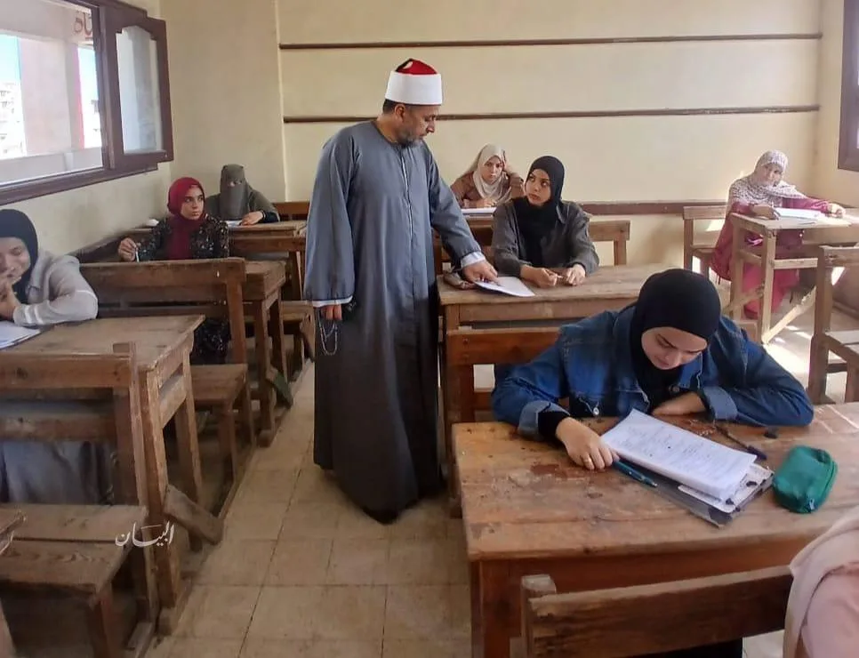 الجنيدي يراقب امتحانات مادة الجغرافيا للثانوية الأزهرية في لجان أبو كبير بالشرقية الجنيدي يراقب امتحانات مادة الجغرافيا للثانوية الأزهرية في لجان أبو كبير بالشرقية