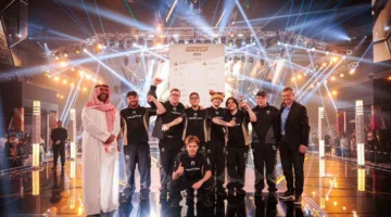 الأمير فيصل بن بندر بن سلطان يمنح فريق Heretics لقب بطولة VALORANT في كأس العالم للألعاب الإلكترونية 2025
