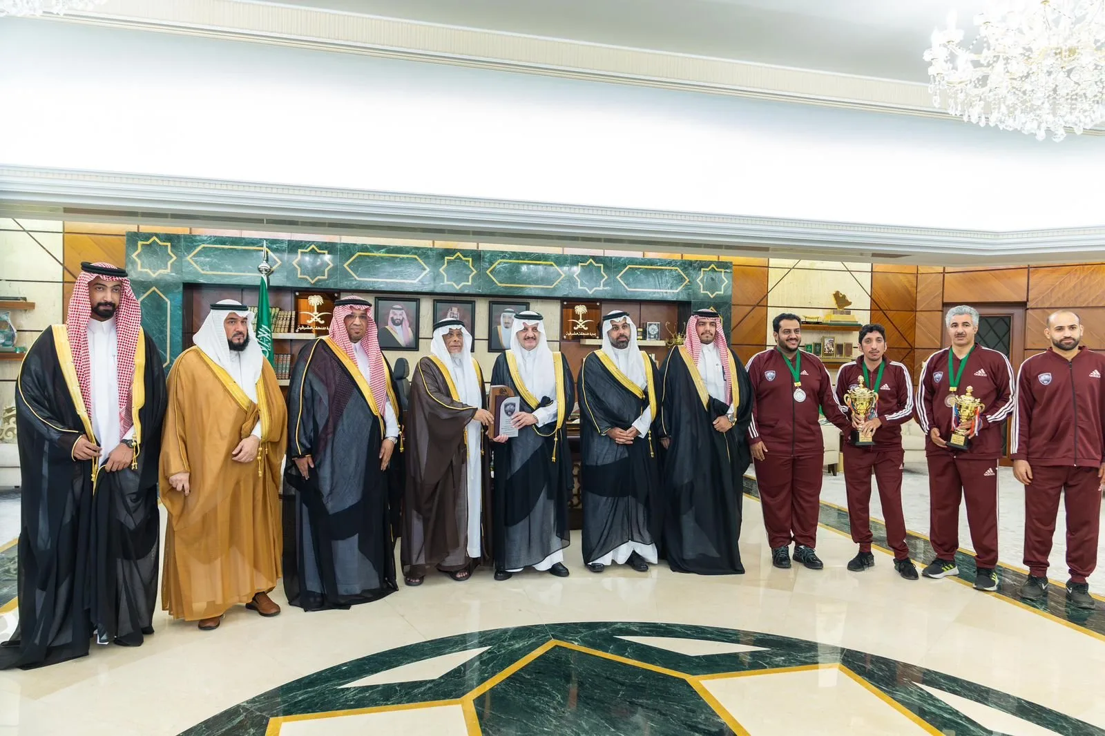 سمو أمير المنطقة الشرقية يلتقي بأعضاء نادي الصم في المنطقة الشرقية سمو أمير المنطقة الشرقية يلتقي بأعضاء نادي الصم في المنطقة الشرقية