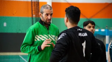 الجزائري “حيمر لخضر” يستأنف تدريب حراس مرمى فريق يد السلام