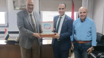 مدير فرع التأمين الصحي يكرم وكيل وزارة الصحة بالشرقية بدرع تذكاري تقديراً لجهوده.