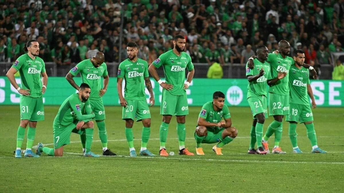 ليستر سيتي يحقق رقمًا سلبياً في الدوري الإنجليزي وباريس إف سي يعود إلى الدوري الفرنسي بعد 50 عاماً. ليستر سيتي يحقق رقمًا سلبياً في الدوري الإنجليزي وباريس إف سي يعود إلى الدوري الفرنسي بعد 50 عاماً.