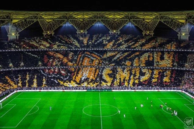 «الكورفا جولد»: الجماهير التي تنادي بمركز الوحدة «الكورفا جولد»: الجماهير التي تنادي بمركز الوحدة