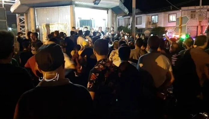 هتافات ‘الموت للدكتاتور’ في طهران وسبزوار: تصاعد الغضب الشعبي إثر انقطاع الكهرباء وتدهور إدارة النظام هتافات ‘الموت للدكتاتور’ في طهران وسبزوار: تصاعد الغضب الشعبي إثر انقطاع الكهرباء وتدهور إدارة النظام