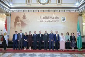 رئيس جامعة القاهرة يرحب بوفد من الجمعية الصينية للتعليم العالي