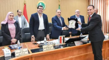 محافظ الشرقية يقدّم تكريمًا للدكتور هاني جميعه تقديرًا لإنجازاته البارزة