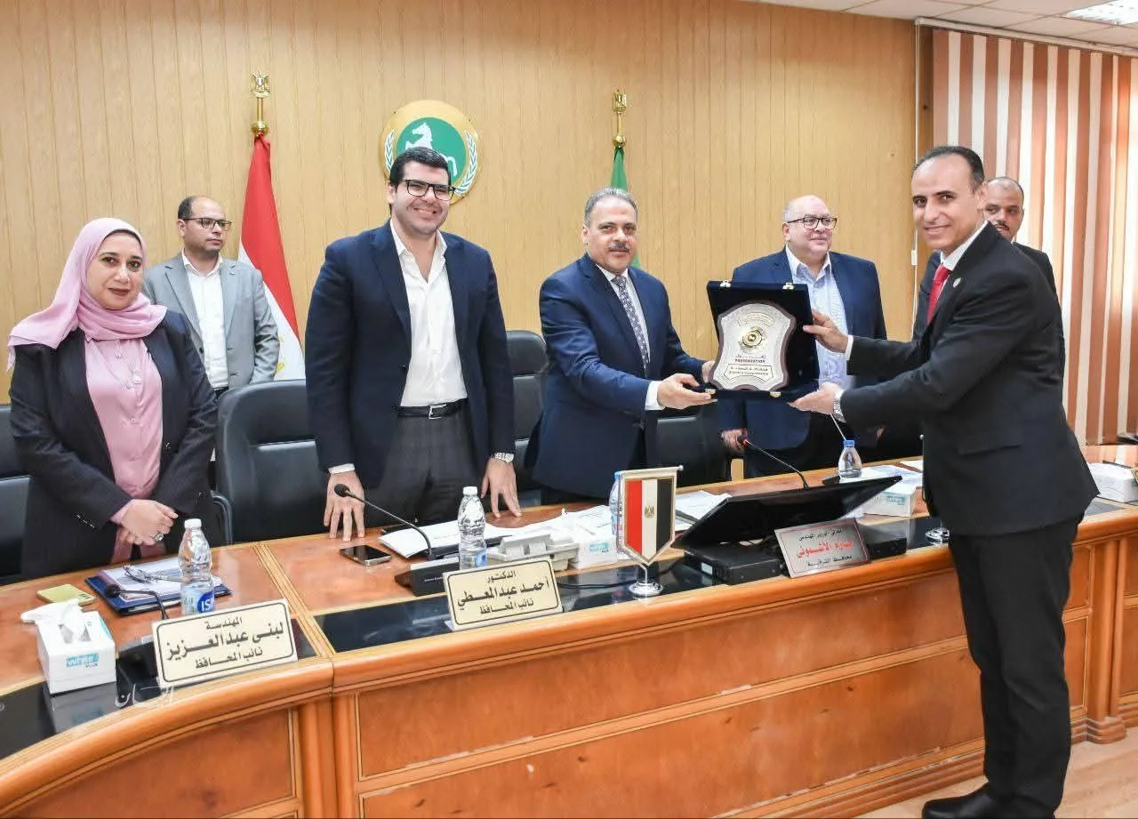 محافظ الشرقية يقدّم تكريمًا للدكتور هاني جميعه تقديرًا لإنجازاته البارزة