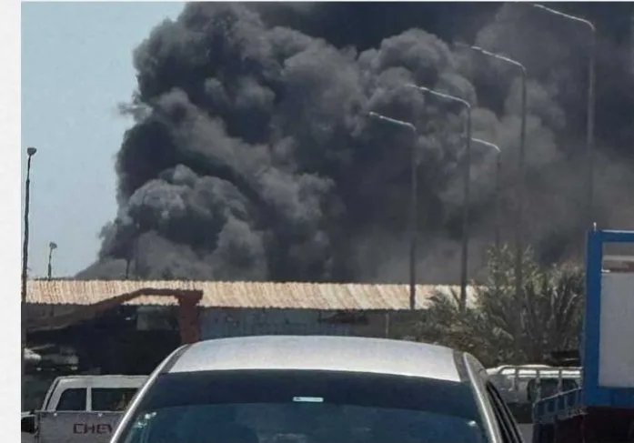 نيران ضخمة تندلع في مصنع بدمياط والدفاع المدني يسعى لإخمادها