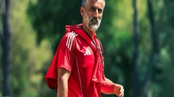 ريبيرو يُلقي محاضرة على لاعبي الأهلي قبل مباراة البنزرتي