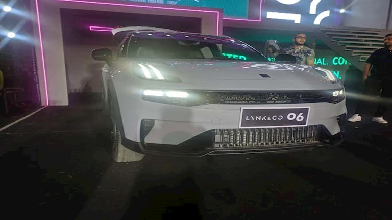 Lynk & Co 06 متاحة في مصر بسعر ابتدائي يبلغ مليون و400 ألف جنيه.. تفاصيل المواصفات Lynk & Co 06 متاحة في مصر بسعر ابتدائي يبلغ مليون و400 ألف جنيه.. تفاصيل المواصفات