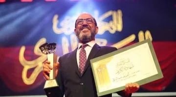 مهرجان المسرح المصري: أشرف عبد الباقي يكشف عن بداياته في المسرح المدرسي وي dedicates التكريم لزوجته