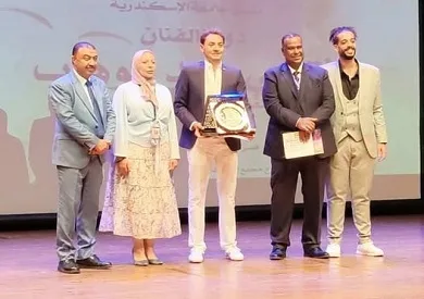 مهرجان المسرح الدولي يكرّم الفنان فتحي عبد الوهاب في نسخته الثامنة عشرة