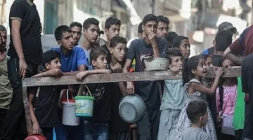 مسؤول عسكري إسرائيلي يعترف بقصف المدنيين بالقرب من نقاط توزيع المساعدات في غزة.