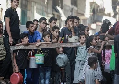 مسؤول عسكري إسرائيلي يعترف بقصف المدنيين بالقرب من نقاط توزيع المساعدات في غزة.