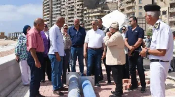 محافظ الإسكندرية يتفقد مشروع توسيع كورنيش المنتزه ويأمر بإغلاق المحلات تحت مبنى مهدد بالسقوط.