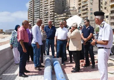 محافظ الإسكندرية يتفقد مشروع توسيع كورنيش المنتزه ويأمر بإغلاق المحلات تحت مبنى مهدد بالسقوط. محافظ الإسكندرية يتفقد مشروع توسيع كورنيش المنتزه ويأمر بإغلاق المحلات تحت مبنى مهدد بالسقوط.