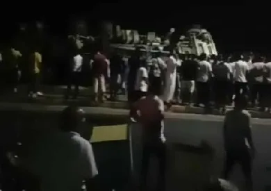 قلاب شاحنة محملة بمواد خرسانية في سفاجا.. جهود لإنقاذ السائق.