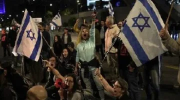 آلاف من الإسرائيليين يحتجون مطالبين بإبرام صفقة للإفراج عن الرهائن
