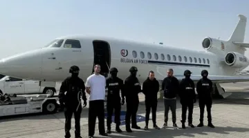شرطة دبي تقوم بتسليم ثلاثة أشخاص مطلوبين دولياً إلى بلجيكا بتهم مرتبطة بالجريمة المنظمة.