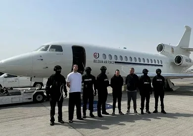 شرطة دبي تقوم بتسليم ثلاثة أشخاص مطلوبين دولياً إلى بلجيكا بتهم مرتبطة بالجريمة المنظمة. شرطة دبي تقوم بتسليم ثلاثة أشخاص مطلوبين دولياً إلى بلجيكا بتهم مرتبطة بالجريمة المنظمة.