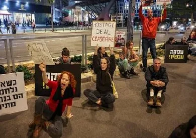 آلاف الإسرائيليين ينظمون مظاهرات للمطالبة بالإفراج عن جميع الرهائن المحتجزين في غزة آلاف الإسرائيليين ينظمون مظاهرات للمطالبة بالإفراج عن جميع الرهائن المحتجزين في غزة