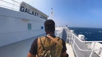 الحوثيون يغمرون سفينة شحن في البحر الأحمر ويعتقلون الناجين، والولايات المتحدة تعبر عن استنكارها