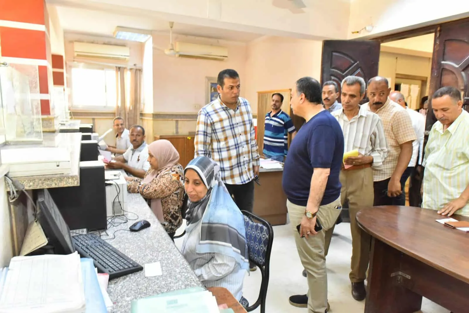 محافظ أسيوط يقوم بتفقد المركز التكنولوجي في منفلوط للتأكد من جودة الخدمات وسرعة الاستجابة