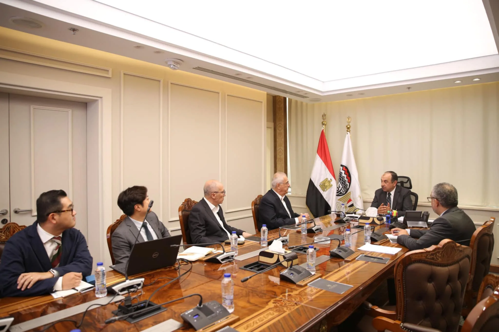 وزير قطاع الأعمال يجتمع مع وفد من شركة GS E&C الكورية الجنوبية لاستكشاف فرص التعاون. وزير قطاع الأعمال يجتمع مع وفد من شركة GS E&C الكورية الجنوبية لاستكشاف فرص التعاون.
