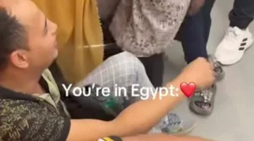 شاهد بالفيديو والصور: شباب مصري يتبادلون المزاح مع طفل سوداني في المترو، والجمهور يقول: “لا تلومونا على حبنا للشعب المصري بعد هذا المشهد”
