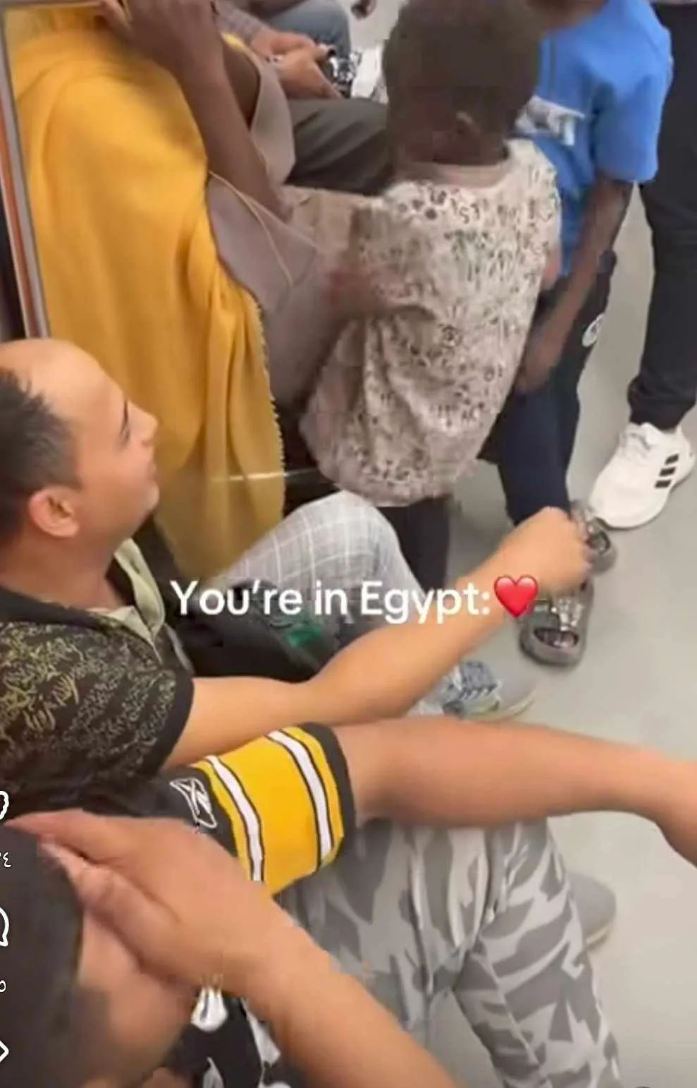 شاهد بالفيديو والصور: شباب مصري يتبادلون المزاح مع طفل سوداني في المترو، والجمهور يقول: “لا تلومونا على حبنا للشعب المصري بعد هذا المشهد” شاهد بالفيديو والصور: شباب مصري يتبادلون المزاح مع طفل سوداني في المترو، والجمهور يقول: “لا تلومونا على حبنا للشعب المصري بعد هذا المشهد”