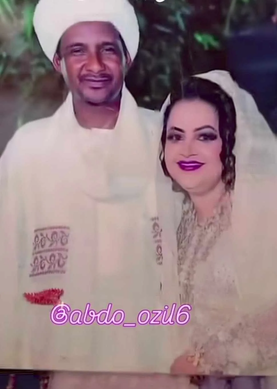 شاهد الفيديو: العثور على ألبوم صور تذكارية لقائد الدعم السريع “حميدتي” في منزله بالخرطوم، يتضمن صور زفافه ولقاءات مع رئيس أركان الجيش. شاهد الفيديو: العثور على ألبوم صور تذكارية لقائد الدعم السريع “حميدتي” في منزله بالخرطوم، يتضمن صور زفافه ولقاءات مع رئيس أركان الجيش.