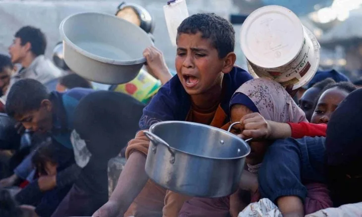 غزة تعاني من الجوع.. وصوت يندد بألم الجوع تحت ركام الحرب غزة تعاني من الجوع.. وصوت يندد بألم الجوع تحت ركام الحرب