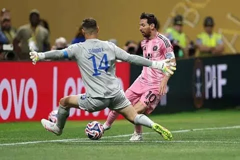 الأخدود يقترب من التوقيع مع الحارس البرتغالي كلاوديو راموس الأخدود يقترب من التوقيع مع الحارس البرتغالي كلاوديو راموس