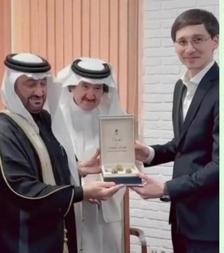 نائب وزير الاستثمار والصناعة والتجارة في أوزبكستان يلتقي بالعبيكان والانديجاني ويشيد بالعائلات السعودية نائب وزير الاستثمار والصناعة والتجارة في أوزبكستان يلتقي بالعبيكان والانديجاني ويشيد بالعائلات السعودية