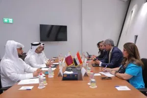 وزير السياحة والآثار يلتقي برئيس هيئة السياحة القطرية لمناقشة تعزيز التعاون السياحي بين البلدين