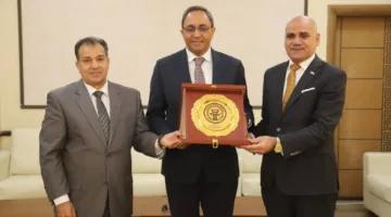 محافظ قنا يساهم في اجتماع مجلس أمناء جامعة جنوب الوادي الأهلية لمراقبة التحضيرات للعام الدراسي الجديد.
