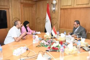 محافظ قنا يستعرض 122 شكوى وطلباً خلال لقائه الأسبوعي مع المواطنين