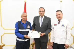 محافظ قنا يكرم مسعفًا وفني قيادة من هيئة الإسعاف تقديرًا لجهودهما في إنقاذ حالة ولادة طارئة في قرية خزام بقوص.